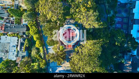 Vue directe de la tour Coit avec vue de l'antenne de toit Banque D'Images