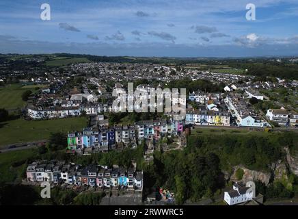 Brixham, Torbay, South Devon, Angleterre : VUES DE DRONE : maisons victoriennes avec terrasse aux couleurs pastel surplombant les falaises. Brixham est une station balnéaire populaire. Banque D'Images