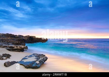 Coucher de soleil spectaculaire sur une petite crique avec des roches calcaires juste au sud de Mettams Pool, Perth, Australie occidentale Banque D'Images