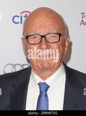 **PHOTO DE FICHIER** Rupert Murdoch démissionne de son poste de président de Fox and News Corp BEVERLY HILLS, CA - MARS 11 : Rupert Murdoch à la 23e cérémonie du Temple de la renommée de la Television Academy à l'Hôtel Beverly Wilshire à Beverly Hills, Californie le 11 mars 2014. Crédit : mpi99/MediaPunch Banque D'Images