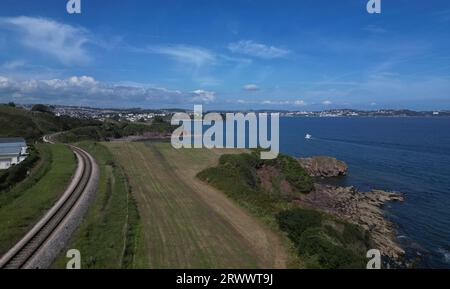 Waterside Park, Torbay, South Devon, Angleterre : ligne de chemin de fer à vapeur, Armchair Cove et la mer de Torbay. Torbay est une station balnéaire populaire au Royaume-Uni. Banque D'Images