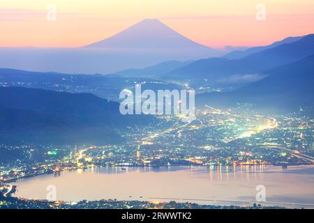 Lac Suwa et lumières de la ville du plateau Takabotchi Banque D'Images