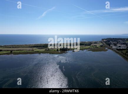 Dawlish Warren, South Devon, Angleterre : VUES PAR DRONE : l'estuaire de la rivière exe et la mer ; Dawlish Warren. The River exe est une destination de vacances populaire au Royaume-Uni. Banque D'Images