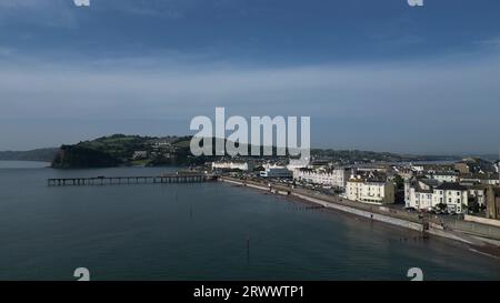 Teignmouth, Devon, Angleterre : VUE DRONE : jetée de Teignmouth et front de mer ; bâtiments victoriens ; escarpement de Ness. Teignmouth est une station balnéaire populaire au Royaume-Uni. Banque D'Images