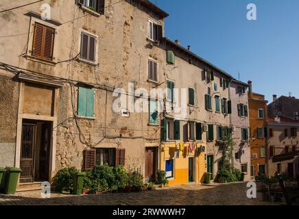 Une rue résidentielle dans le centre historique de la ville côtière médiévale de Rovinj en Istrie, Croatie Banque D'Images