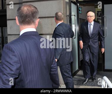 Photo de dossier datée du 15/07/11 de Rupert Murdoch quitte le One Aldwych Hotel à Londres aujourd'hui après avoir rencontré la famille de l'écolière assassinée Milly Dowler sur des allégations de piratage de téléphone. Le magnat des médias Rupert Murdoch doit prendre sa retraite en tant que président de ses entreprises Fox et News Corp, ont déclaré les firmes dans un communiqué. Date de parution : jeudi 21 septembre 2023. Banque D'Images