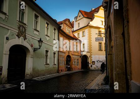 Architecture baroque bohème sur une rue pavée à Prague, République tchèque. Banque D'Images