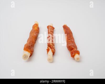 Bâtons à mâcher pour chien sur fond blanc. Friandises pour chiens. Banque D'Images