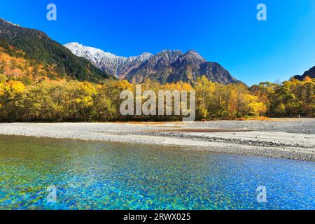 Ruisseau clair de la rivière Azusa et la chaîne de montagnes Hotaka enneigée en automne à Kamikochi Banque D'Images