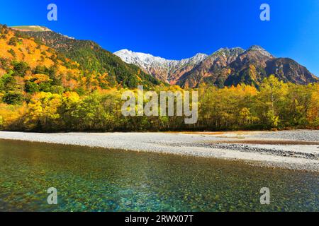 Ruisseau clair de la rivière Azusa et la chaîne de montagnes Hotaka enneigée en automne à Kamikochi Banque D'Images