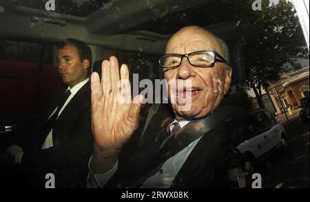 Photo de dossier datée du 15/07/11 de Rupert Murdoch quittant le siège social de News International à Wapping, dans l'est de Londres, avec le directeur général de News International Group Will Lewis (à gauche). Le magnat des médias Rupert Murdoch doit prendre sa retraite en tant que président de ses entreprises Fox et News Corp, ont déclaré les firmes dans un communiqué. Date de parution : jeudi 21 septembre 2023. Banque D'Images