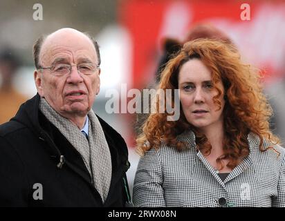 Photo de dossier datée du 18/03/10 du président de News Corporation Rupert Murdoch (à gauche) et du directeur général de News International Rebekah Brooks lors du Festival de Cheltenham 2010 à l'hippodrome de Cheltenham. Le magnat des médias Rupert Murdoch doit prendre sa retraite en tant que président de ses entreprises Fox et News Corp, ont déclaré les firmes dans un communiqué. Date de parution : jeudi 21 septembre 2023. Banque D'Images