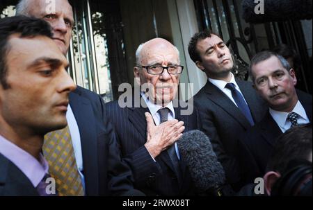 Photo de dossier datée du 15/07/11 de Rupert Murdoch parle aux médias devant le One Aldwych Hotel à Londres après avoir rencontré la famille de l'écolière assassinée Milly Dowler sur des allégations de piratage de téléphone. Le magnat des médias Rupert Murdoch doit prendre sa retraite en tant que président de ses entreprises Fox et News Corp, ont déclaré les firmes dans un communiqué. Date de parution : jeudi 21 septembre 2023. Banque D'Images