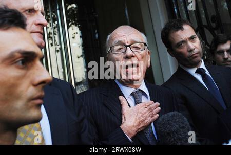 Photo de dossier datée du 15/07/11 de Rupert Murdoch parle aux médias devant le One Aldwych Hotel à Londres après avoir rencontré la famille de l'écolière assassinée Milly Dowler sur des allégations de piratage de téléphone. Le magnat des médias Rupert Murdoch doit prendre sa retraite en tant que président de ses entreprises Fox et News Corp, ont déclaré les firmes dans un communiqué. Date de parution : jeudi 21 septembre 2023. Banque D'Images