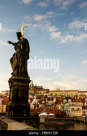 Saint Jean Baptiste sur le pont Charles à Prague avec Château de Prague et préparé Cathédrale Vitus en arrière-plan, République tchèque. Banque D'Images