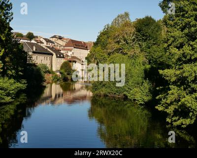 La Vienne qui traverse Eymoutiers, département de la haute-Vienne dans la région Nouvelle-Aquitaine dans l'ouest de la France. Banque D'Images