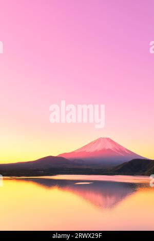 Mt. Fuji dans la lueur du matin et Mt. Fuji à l'envers sur le lac Motosu Banque D'Images