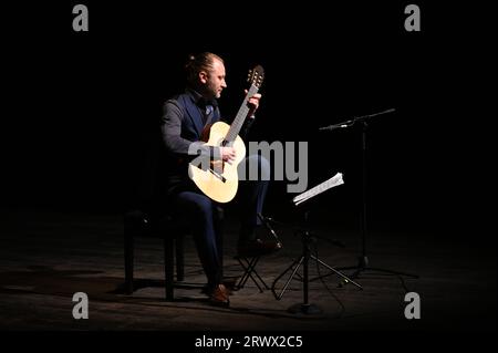 (230921) -- MOSCOU, 21 septembre 2023 (Xinhua) -- le guitariste russe Grigory Novikov joue de la guitare lors d'un concert à Perm, en Russie, le 2 avril 2021. Après plus de 200 procédures de fabrication élaborées et longues, des guitares superbement conçues sortent comme des produits de signature du comté de Zheng'an dans la province du Guizhou du sud-ouest de la Chine. Ces œuvres d'art sont ensuite distribuées dans le monde par les trains de marchandises Chine-Europe, le transport par eau et d'autres moyens. POUR ALLER AVEC 'Economic Watch : l'industrie chinoise de la guitare roule sur la vague de Belt and Road Initiative' (Xinhua) Banque D'Images