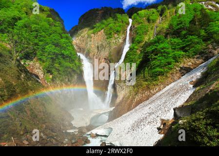 Arc-en-ciel et ravin de neige au-dessus des chutes Shomyo et Alder Falls Banque D'Images