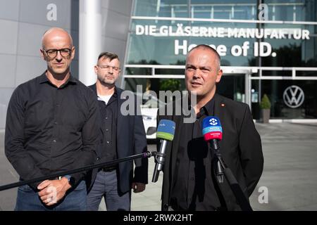 Dresde, Allemagne. 21 septembre 2023. Christian Sommer (à gauche), porte-parole de Volkswagen à la presse, se tient avec Thomas Aehlig (à droite), président du comité d'entreprise, devant l'entrée de l'usine transparente après une réunion de travail. Volkswagen s'en tient à l'assemblage des voitures dans l'usine transparente pour le moment. Crédit : Sebastian Kahnert/dpa/Alamy Live News Banque D'Images