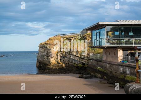 Le littoral dans la station balnéaire de golf de St Andrews dans l'est de l'Écosse, avec un restaurant local avec vue sur la mer Banque D'Images