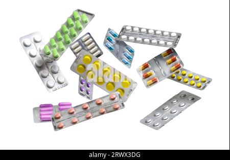 Beaucoup de pilules et de capsules colorées de médecine dans des blisters volant sur fond blanc Banque D'Images