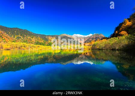 Ciel dégagé sur les sommets enneigés de la chaîne de montagnes Hotaka depuis l'étang Taisho à Kamikochi Banque D'Images