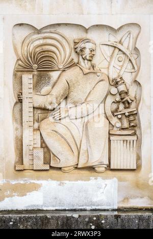 Sculpture moderniste en bas-relief représentant la physique sur la façade de la Biblioteca Geral (Bibliothèque générale) de l'Université de Coimbra, Portugal Banque D'Images