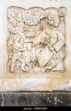 Sculpture moderniste en bas-relief représentant la Grammaire sur la façade de la Biblioteca Geral (Bibliothèque générale) de l'Université de Coimbra, Portugal Banque D'Images