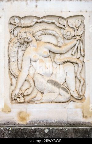 Sculpture moderniste en bas-relief représentant l'éthique sur la façade de la Biblioteca Geral (Bibliothèque générale) de l'Université de Coimbra, Portugal Banque D'Images