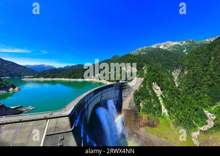 Décharge d'eau Rainbow et Kurobe Dam en été à Tateyama Banque D'Images