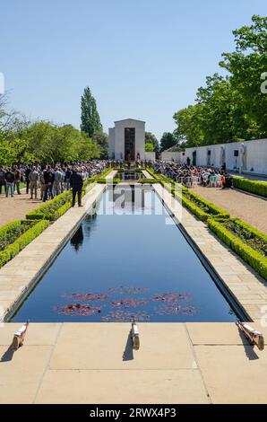 Miroir d'eau menant à la chapelle, et mur commémoratif au Cambridge American Cemetery and Memorial. Jour commémoratif de l'événement. Pierres tombales graves et des drapeaux Banque D'Images