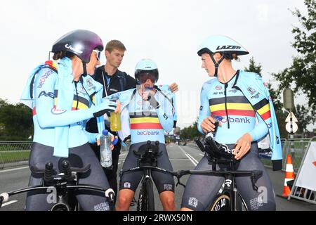 Emmen, pays-Bas. 21 septembre 2023. Les coureurs belges photographiés après la course de contre-la-montre par équipes mixtes d'élite, une piste de 38 4 km à Emmen et dans les environs, aux pays-Bas, le deuxième jour des Championnats d'Europe sur route de l'UEC, jeudi 21 septembre 2023. Les championnats d'Europe de cyclisme se déroulent du 20 au 24 septembre. BELGA PHOTO DAVID PINTENS crédit : Belga News Agency/Alamy Live News Banque D'Images