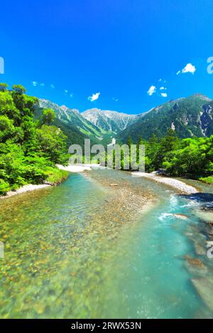 Kamikochi en été fleuve Azusa ruisseau clair et chaîne de montagnes Hotaka du pont Kappa-bashi Banque D'Images