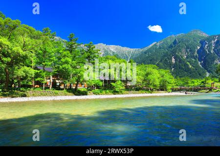 Rivière Azusa en été, pont Kappa-bashi et chaîne de montagnes Hotaka Banque D'Images