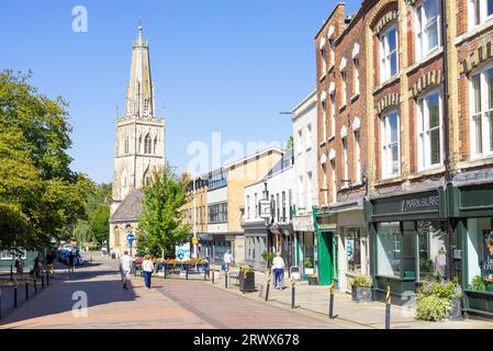 Centre-ville de Gloucester rue piétonne Westgate St Nicholas église flèches boutiques et gens shopping Gloucester Gloucestershire Angleterre UK GB Banque D'Images