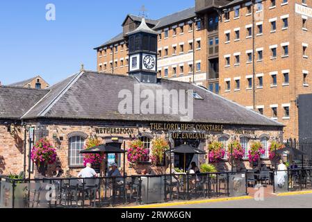 Gloucester docks pub The Lord High Constable of England a JD Wetherspoon pub Llanthony Warehouse Gloucestershire England UK GB Europe Banque D'Images