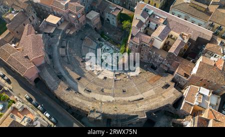 Théâtre romain grec ancien situé à Catane, Sicile, Italie. Drone Shot Banque D'Images