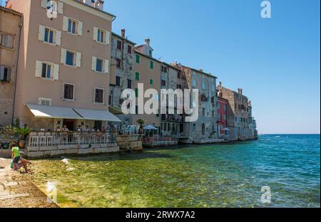 Rovinj, Croatie - 9 juillet 2023. Maisons historiques sur le front de mer nord-est de la ville côtière médiévale de Rovinj en Istrie, Croatie Banque D'Images