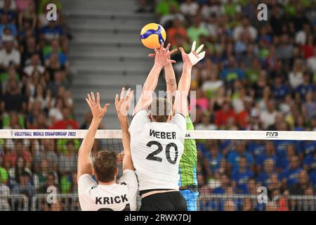 Linus Weber, Tobias Krick (Allemagne), bloquant contre la Slovénie. Championnat du monde de volley-ball 2022. Banque D'Images