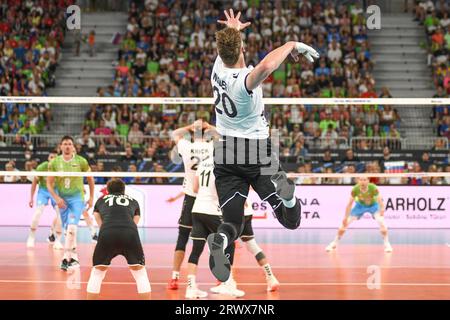 Linus Weber (Allemagne) contre la Slovénie. Championnat du monde de volley 2022. Ronde de 16 Banque D'Images