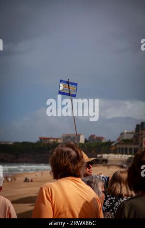 Un guide tient un panneau en l'air pour faciliter l'identification par leur groupe lors de la visite de la ville de Biarritz, France, Pyrénées-Atlantiques, le 13 septembre 2023. Photo de Thibaut Durand/ABACAPRESS.COM Banque D'Images