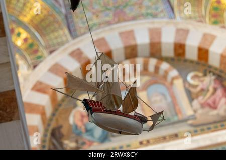 Marseille, France. 08 septembre 2023. Vu d'un bateau, un ex-voto marin suspendu dans la basilique notre-Dame de la Garde à Marseille, France, le 8 septembre 2023. Le Pape François se rendra ce vendredi à la Basilique notre-Dame de la Garde pour une visite historique. Photo de Laurent Coust/ABACAPRESS.COM crédit : Abaca Press/Alamy Live News Banque D'Images