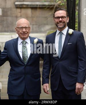 Londres, Royaume-Uni. 5 mars 2016. Fichier photo. Rupert Murdoch quitte ses fonctions de président de Fox and Newscorp. Son fils Lachlan Murdoch lui succède. Vu ici en 2016 Rupert Murdoch accompagné de son fils James Murdoch assistant à la bénédiction de mariage Rupert Murdoch et Jerry Hall à l'église St brides, Fleet St, Londres. Copyright Doug Peters/EMPICS/Alamy Live News Banque D'Images