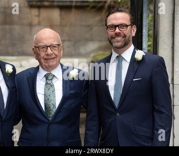 Londres, Royaume-Uni. 5 mars 2016. Fichier photo. Rupert Murdoch quitte ses fonctions de président de Fox and Newscorp. Son fils Lachlan Murdoch lui succède. Vu ici en 2016 Rupert Murdoch accompagné de son fils James Murdoch assistant à la bénédiction de mariage Rupert Murdoch et Jerry Hall à l'église St brides, Fleet St, Londres. Copyright Doug Peters/EMPICS/Alamy Live News Banque D'Images