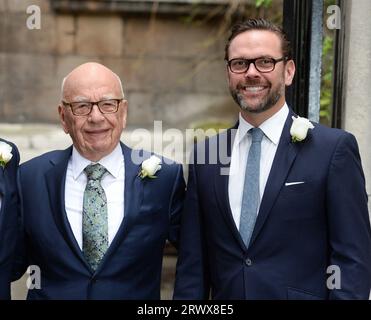 Londres, Royaume-Uni. 5 mars 2016. Fichier photo. Rupert Murdoch quitte ses fonctions de président de Fox and Newscorp. Son fils Lachlan Murdoch lui succède. Vu ici en 2016 Rupert Murdoch accompagné de son fils James Murdoch assistant à la bénédiction de mariage Rupert Murdoch et Jerry Hall à l'église St brides, Fleet St, Londres. Copyright Doug Peters/EMPICS/Alamy Live News Banque D'Images