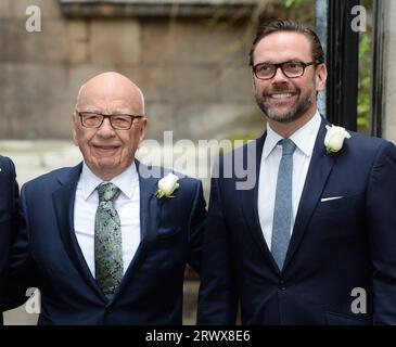 Londres, Royaume-Uni. 5 mars 2016. Fichier photo. Rupert Murdoch quitte ses fonctions de président de Fox and Newscorp. Son fils Lachlan Murdoch lui succède. Vu ici en 2016 Rupert Murdoch accompagné de son fils James Murdoch assistant à la bénédiction de mariage Rupert Murdoch et Jerry Hall à l'église St brides, Fleet St, Londres. Copyright Doug Peters/EMPICS/Alamy Live News Banque D'Images