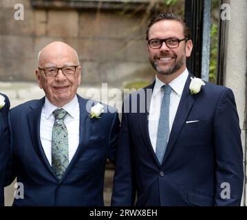 Londres, Royaume-Uni. 5 mars 2016. Fichier photo. Rupert Murdoch quitte ses fonctions de président de Fox and Newscorp. Son fils Lachlan Murdoch lui succède. Vu ici en 2016 Rupert Murdoch accompagné de son fils James Murdoch assistant à la bénédiction de mariage Rupert Murdoch et Jerry Hall à l'église St brides, Fleet St, Londres. Copyright Doug Peters/EMPICS/Alamy Live News Banque D'Images