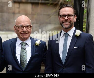 Londres, Royaume-Uni. 5 mars 2016. Fichier photo. Rupert Murdoch quitte ses fonctions de président de Fox and Newscorp. Son fils Lachlan Murdoch lui succède. Vu ici en 2016 Rupert Murdoch accompagné de son fils James Murdoch assistant à la bénédiction de mariage Rupert Murdoch et Jerry Hall à l'église St brides, Fleet St, Londres. Copyright Doug Peters/EMPICS/Alamy Live News Banque D'Images