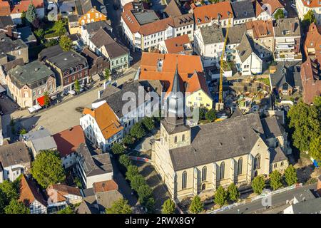 Vue aérienne, Probsteikirche Sankt Stephanus et place du marché, chantier de construction avec nouveau bâtiment résidentiel à Probsteigasse, Beckum, Münsterland, N Banque D'Images